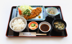 写真:トンカツ定食