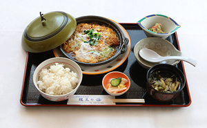 写真:カツ煮定食